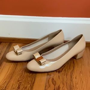 Ferragamo Vara Bow Pump size 10